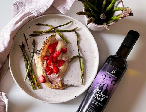 Merluzzo con fragole e asparagi
