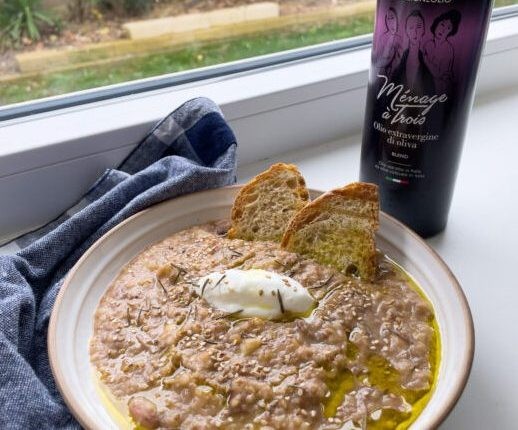 Zuppa con quenelle di yogurt: fotografia della ricetta dall’archivio Emozioneolio