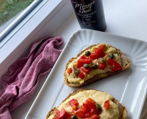 Crostino hummus, pomodorini e capperi: fotografia della ricetta dall’archivio Emozioneolio