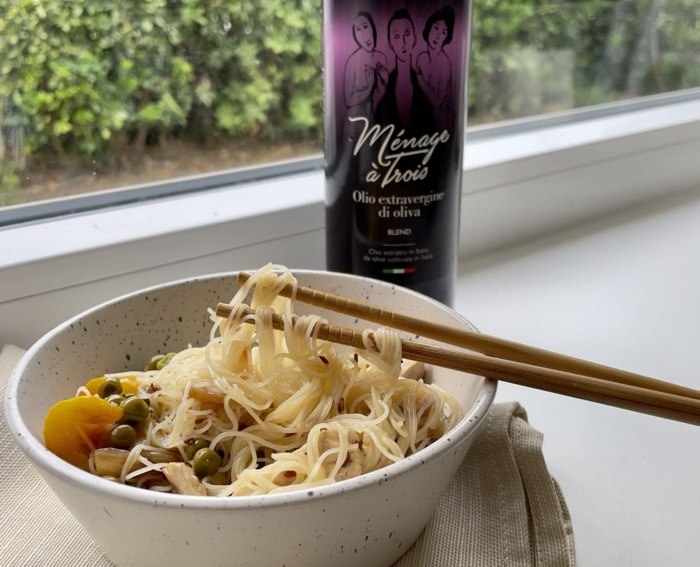 Spaghetti di riso, pollo, verdure